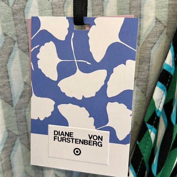 DVF Green Geometric Print Wrap Dress 👗 Chic & Polished! Great for Travel 🧳 ✈️ - Picture 16 of 17